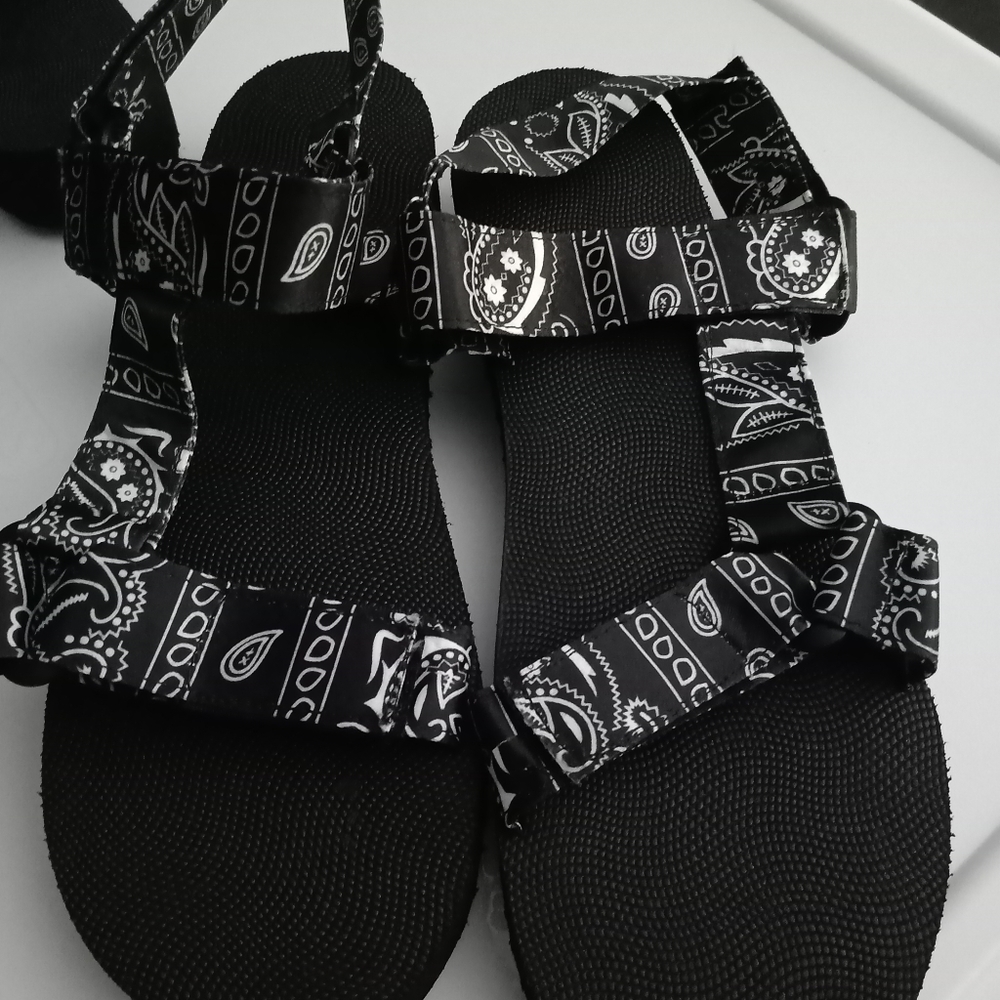Woman's scarf sandals